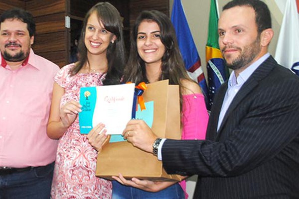 Alunos classificados em 1º lugar de cada curso do Unipam recebem homenagens