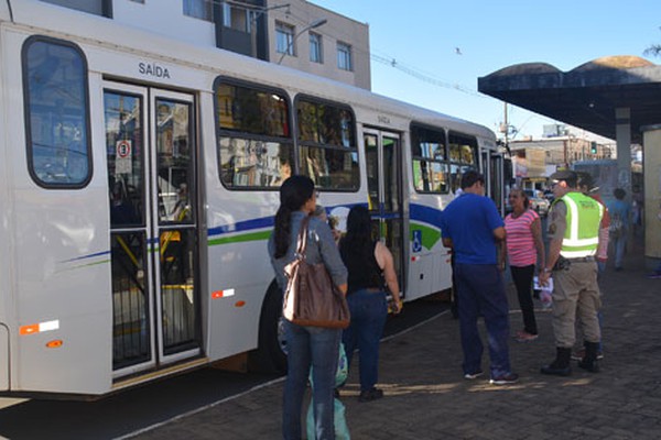 Senhor de 71 anos tem que ser levado para a UPA após ter a perna atingida por ônibus 