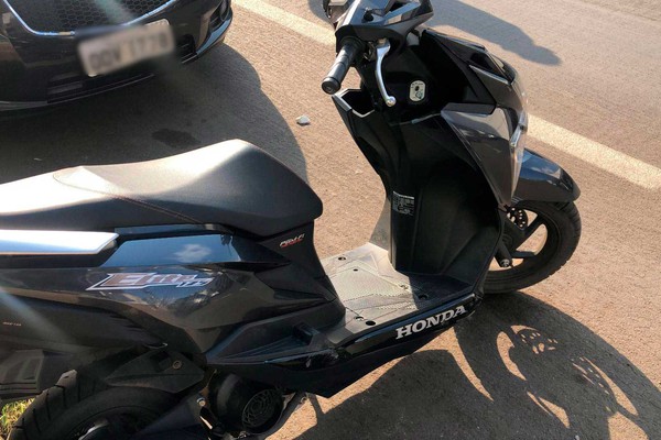 Motociclista embriagado acaba na delegacia após cair e atingir carro estacionado