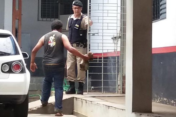 Pedinte é preso pela Polícia Militar após agarrar mulher que se recusou a dar esmolas