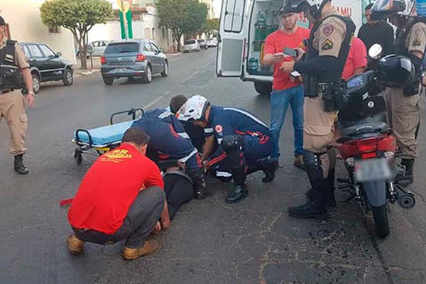 Motociclista tem que ser socorrida ao ser fechada por veículo que evadiu sem prestar socorro