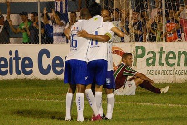 URT faz 5 a 0 no Fluminense, assume a liderança e a torcida faz a festa no Zamão