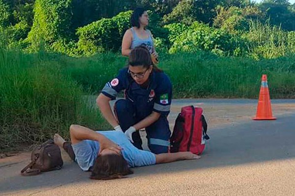 Ciclista fica ferida ao perder controle em curva perigosa e atingir poste de iluminação