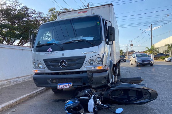 Moto vai parar debaixo de caminhão e condutora fica gravemente ferida em mais um acidente