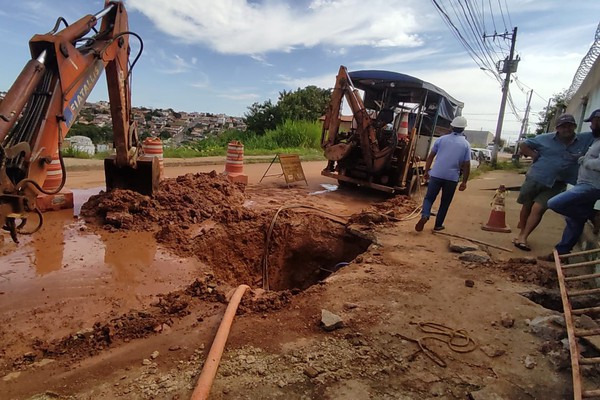 Rompimento de adutora causa transtornos e irrita moradores no bairro Jardim Paulistano