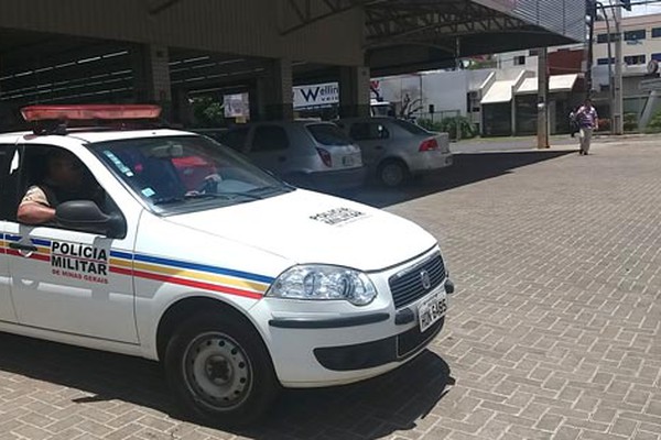 Assaltante rende funcionário de Farmácia no centro de Patos de Minas e leva dinheiro do caixa