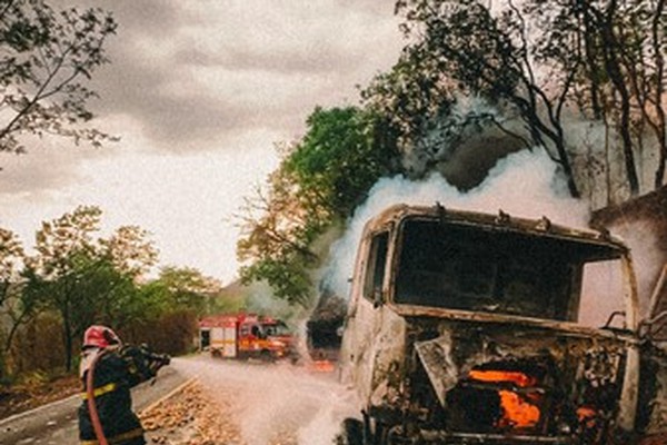 Caminhão que transportava cebolas pega fogo e é consumido pelas chamas, na MG 428