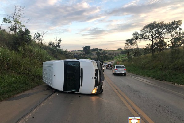 Furgão para tombado na MGC 354 após se deparar com veículos rodando na pista