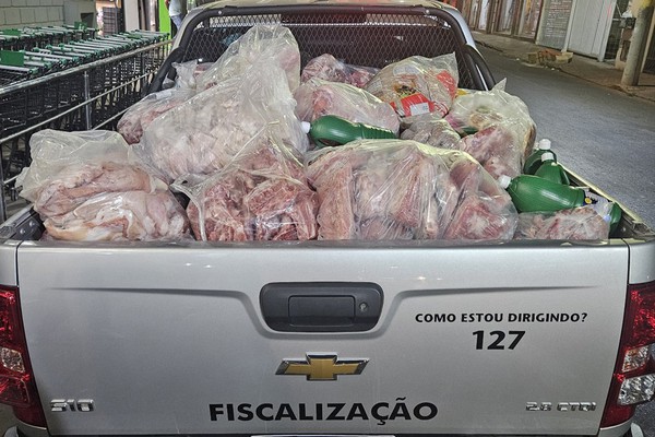 Procon apreende meia tonelada de carne imprópria para consumo e prende gerente de supermercado