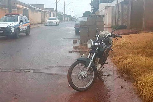 Bandidos armados roubam loja de roupas, PM sai em rastreamento e encontra moto furtada