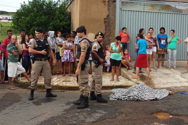 Atirador abre fogo no bairro Jardim Esperança e mata jovem na porta de casa