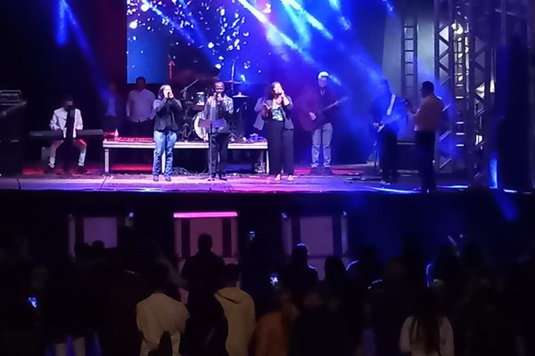 Agnus Dei reúne igrejas evangélicas, e bandas levam muito louvor ao público da Fenapraça; Ao Vivo