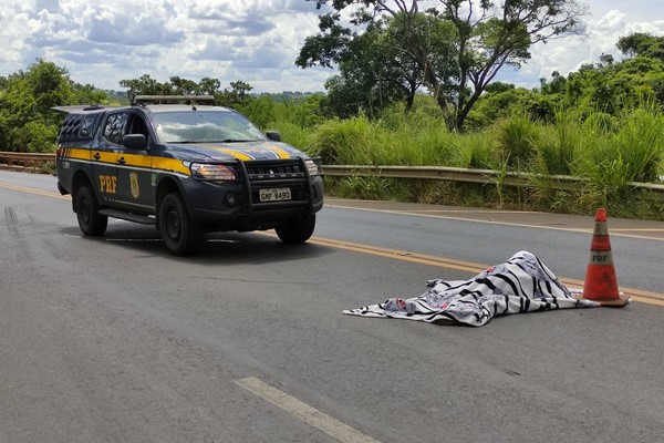 Motorista tenta desviar, mas pedestre é atingido por carreta na BR 365 e morre em Patos de Minas