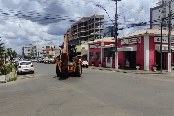 Retroescavadeira quebra em plena Doutor Marcolino e complica trânsito em horário de pico