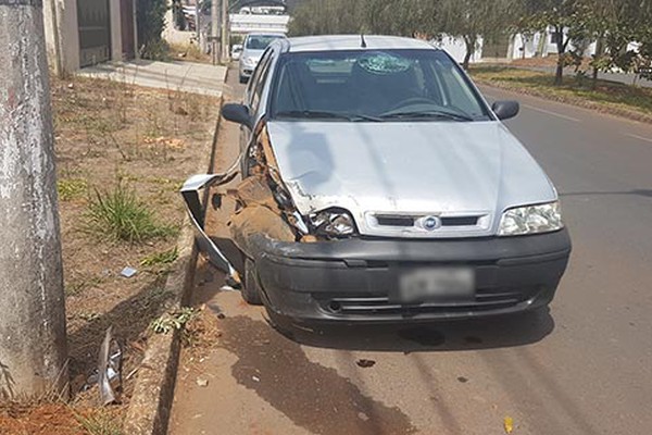 Batida em poste deixa mais um motorista ferido em um dos 17 acidentes do fim de semana