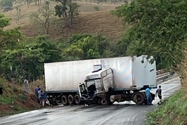 Acidente com dois caminhões deixa BR 352 totalmente interditada entre Patos e Lagoa Formosa