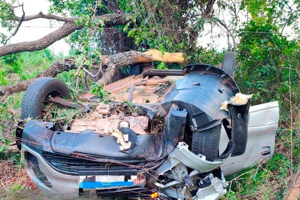 Motorista cochila ao volante, capota veículo às margens da MG 188, mas sai sem ferimentos