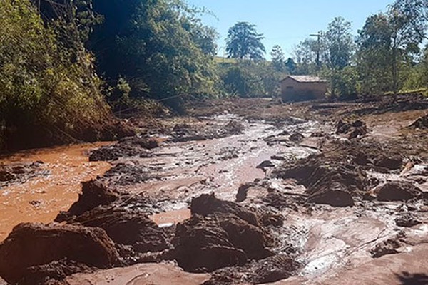 Nascente do Rio da Prata é tomada por barro e moradores prejudicados cobram explicações