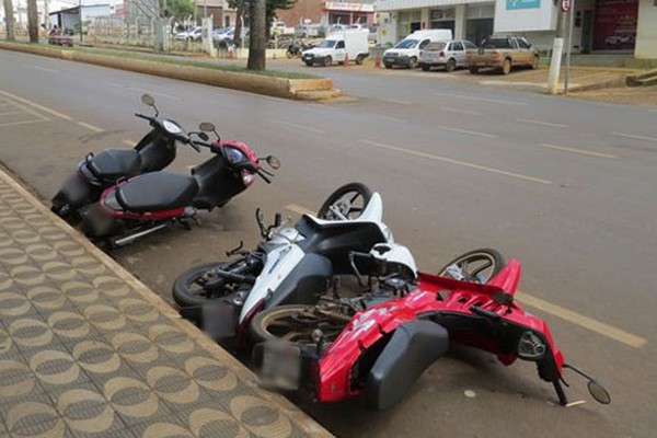 Motorista erra manobra, derruba quatro motos e foge em Carmo do Paranaíba