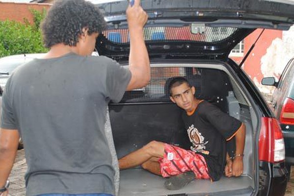 Jovem com dezenas de passagens furta em casa de policial e é levado para o Presídio