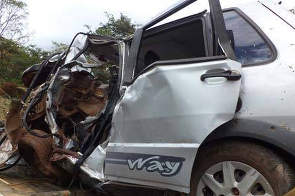 Motorista morre em acidente com carreta na MG-410 perto de Ponte Firme