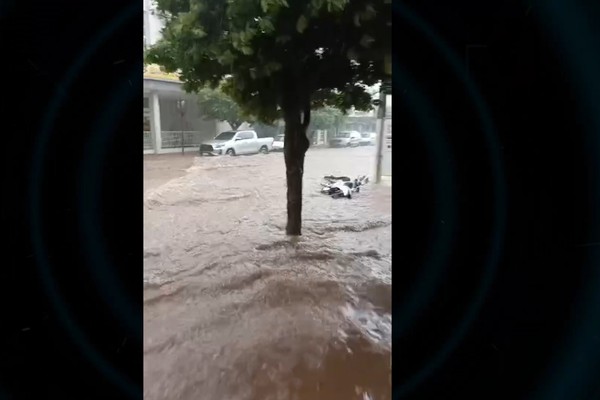 Após calorão, temporal acompanhado de granizo causa estragos em Carmo do Paranaíba