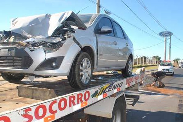 Carro fica com a frente destruída em acidente com caminhão na avenida JK