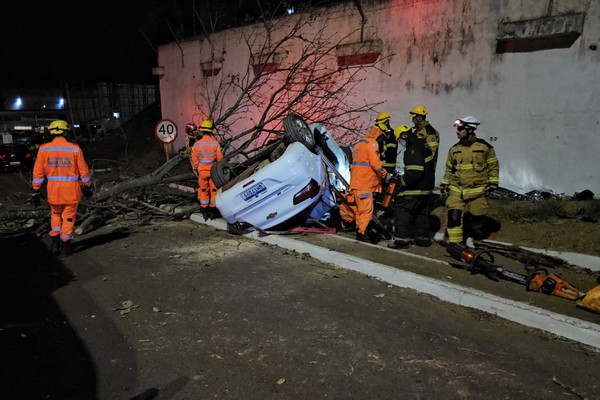 Veículo capota na avenida JK e dois jovens morrem na hora