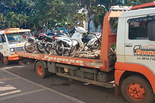 Veículos flagrados em locais proibidos no Centro de Patos de Minas acabam no depósito