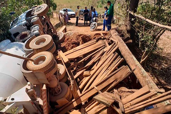 Ponte não suporta e desaba com caminhão betoneira dentro de Córrego em Patos de Minas 