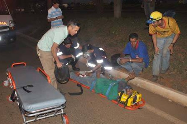 Motociclista pula da moto para não bater e tem ferimentos graves na perna