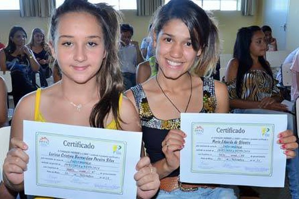 Alunos da Fundação Promam recebem certificado do curso de informática