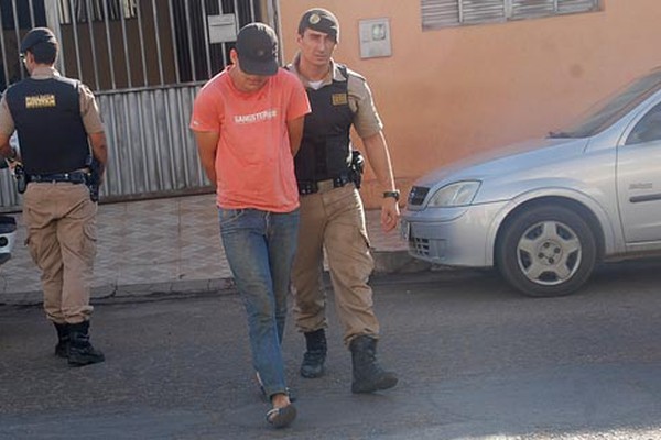 Em cumprimento de ordem judicial, PM prende jovem com droga e dinheiro no Alvorada