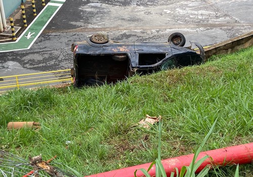 Motorista perde o controle de carro, invade empresa e vai parar tombado em barranco, em Patos de Minas