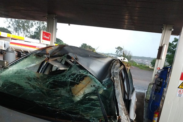 Veículo capota seis  vezes após motorista tentar desviar de cão na MG410; casal ficou ferido