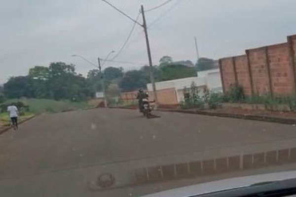 Motociclista é flagrado arrastando cachorro por corda e revolta população em Patos de Minas