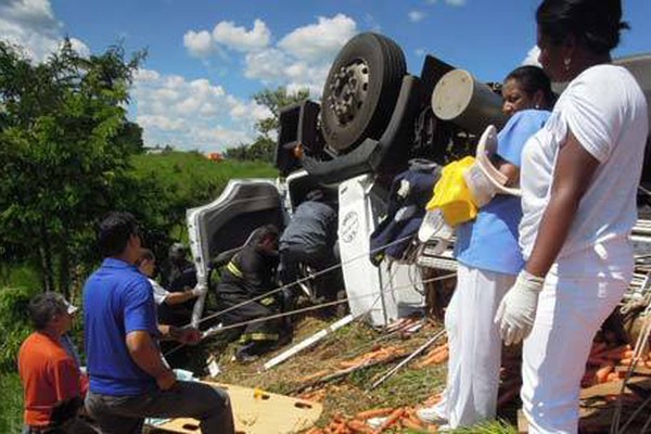 Caminhão capota na BR 354 e jovem de 20 anos morre preso às ferragens