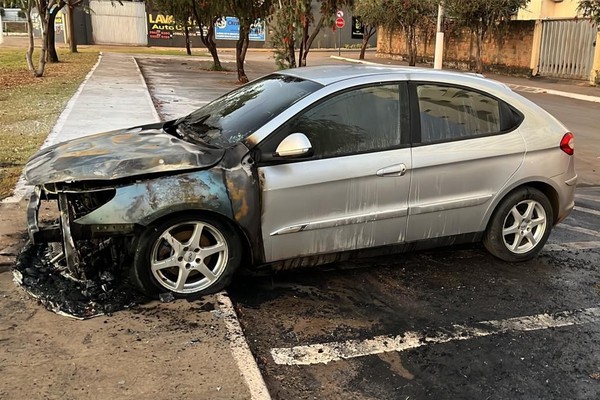 Incêndio em veículo mobiliza Corpo de Bombeiros no final da madrugada desta sexta em Patos de Minas