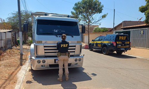 Caminhão furtado em Divinópolis e recuperado pela PRF em João Pinheiro; suspeito correu para o mato