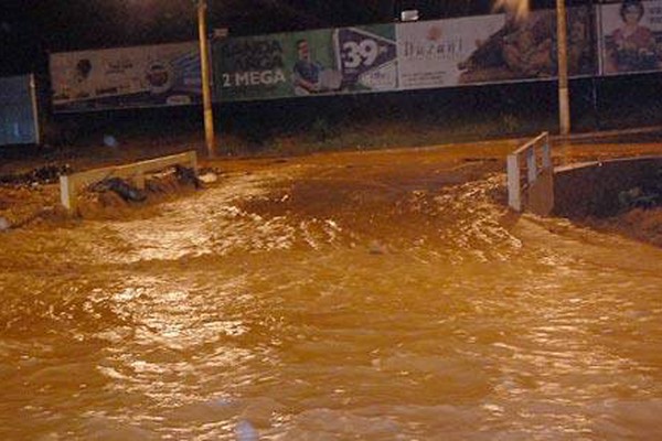 Temporal provoca alagamentos e prejuízos em Patos de Minas