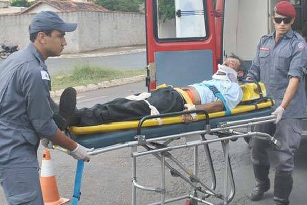 Senhor de 65 anos fica ferido ao ser atropelado por moto quando atravessava rua