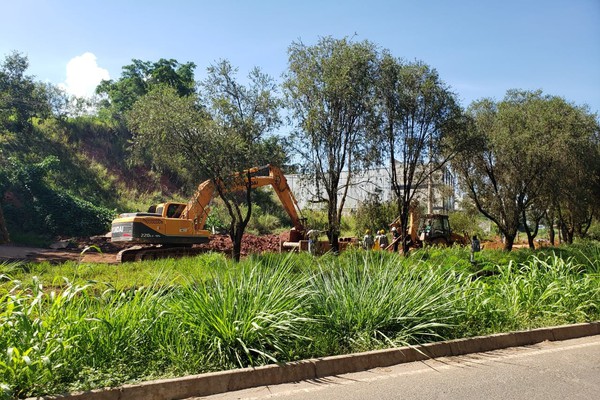 Obras de empreiteira da Copasa interditam o trânsito em uma das pistas da Fátima Porto