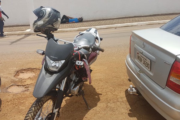 Motociclista tenta desviar de buraco, bate em outra moto e fica ferido em Patos de Minas 