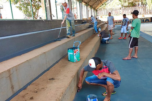 Padre doa dinheiro para iluminação e moradores se unem e reformam quadra no Jardim Esperança