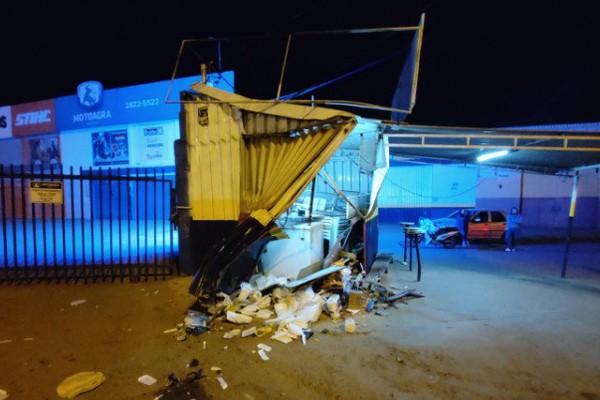 Motorista com sintomas de embriaguez bate violentamente em trailer na avenida J.K