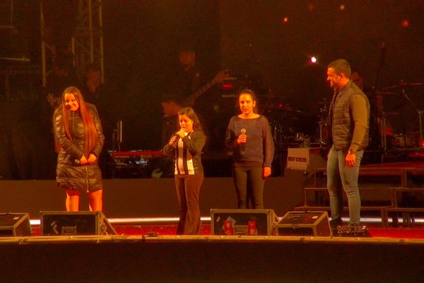 Ana Clara e Vitória fazem homenagem a Marília Mendonça cantando "Todo mundo menos você"; veja ao vivo