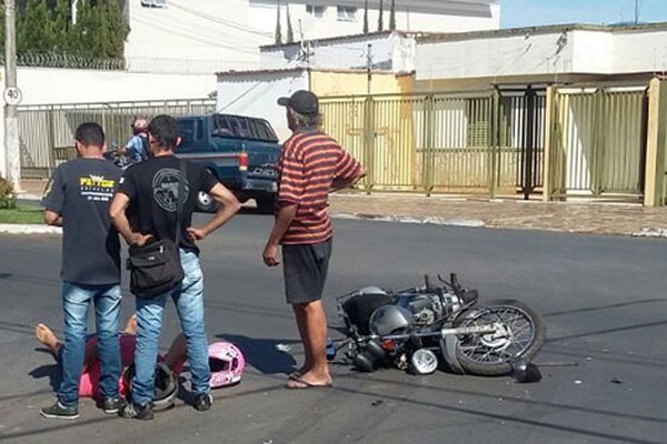 Motociclista sem CNH fica ferido ao bater em caminhonete que tentava conversão 