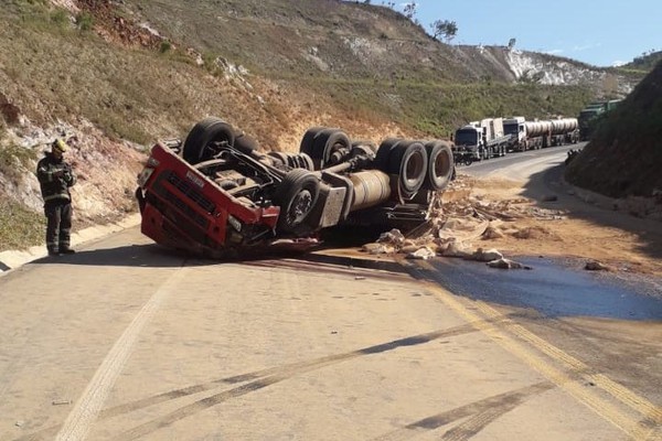 Caminhão capota em curva da BR 146 e motorista de 60 anos morre preso às ferragens