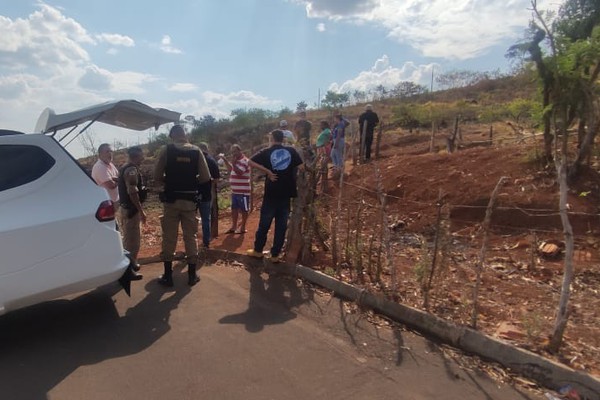 Homem encontrado em terreno baldio foi assassinado com tiro na cabeça em Patos de Minas