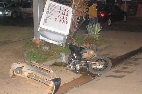 Motociclista bate em carro, derruba placa de posto e vai parar no Hospital Regional